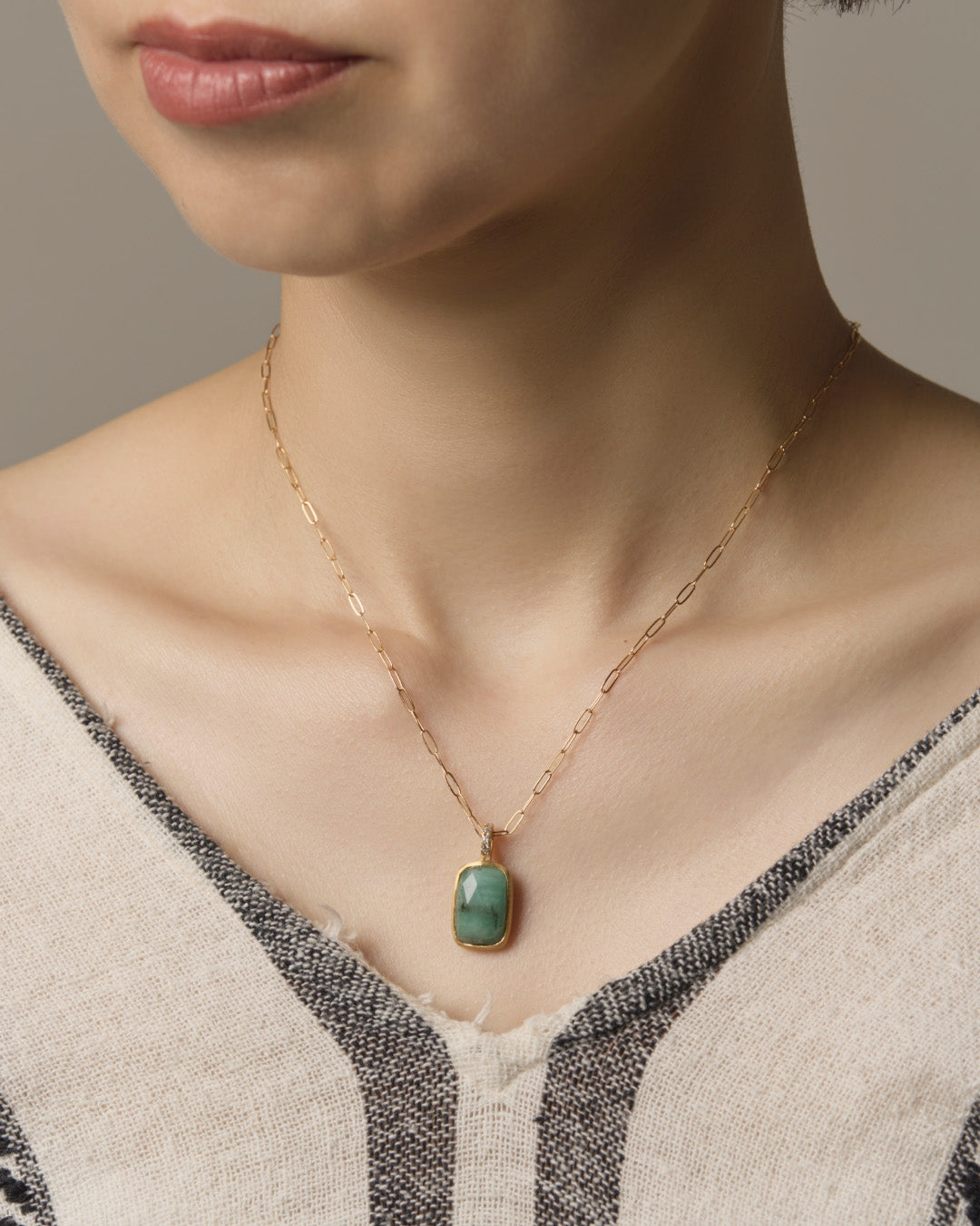 RAW-STONE CHARM  -  Emerald -  #034