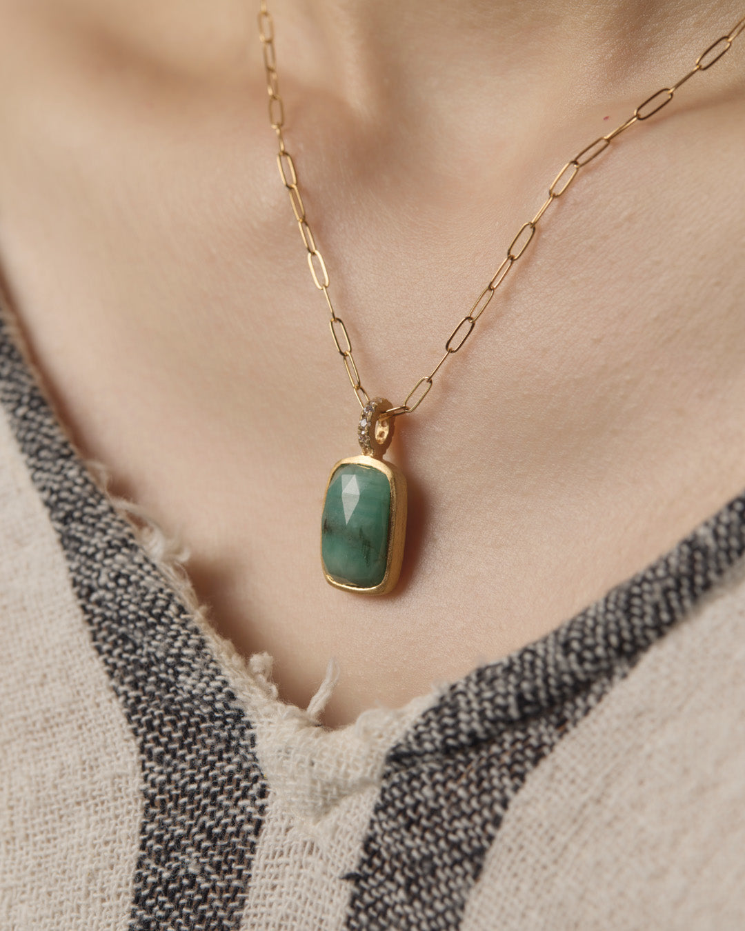 RAW-STONE CHARM  -  Emerald -  #034